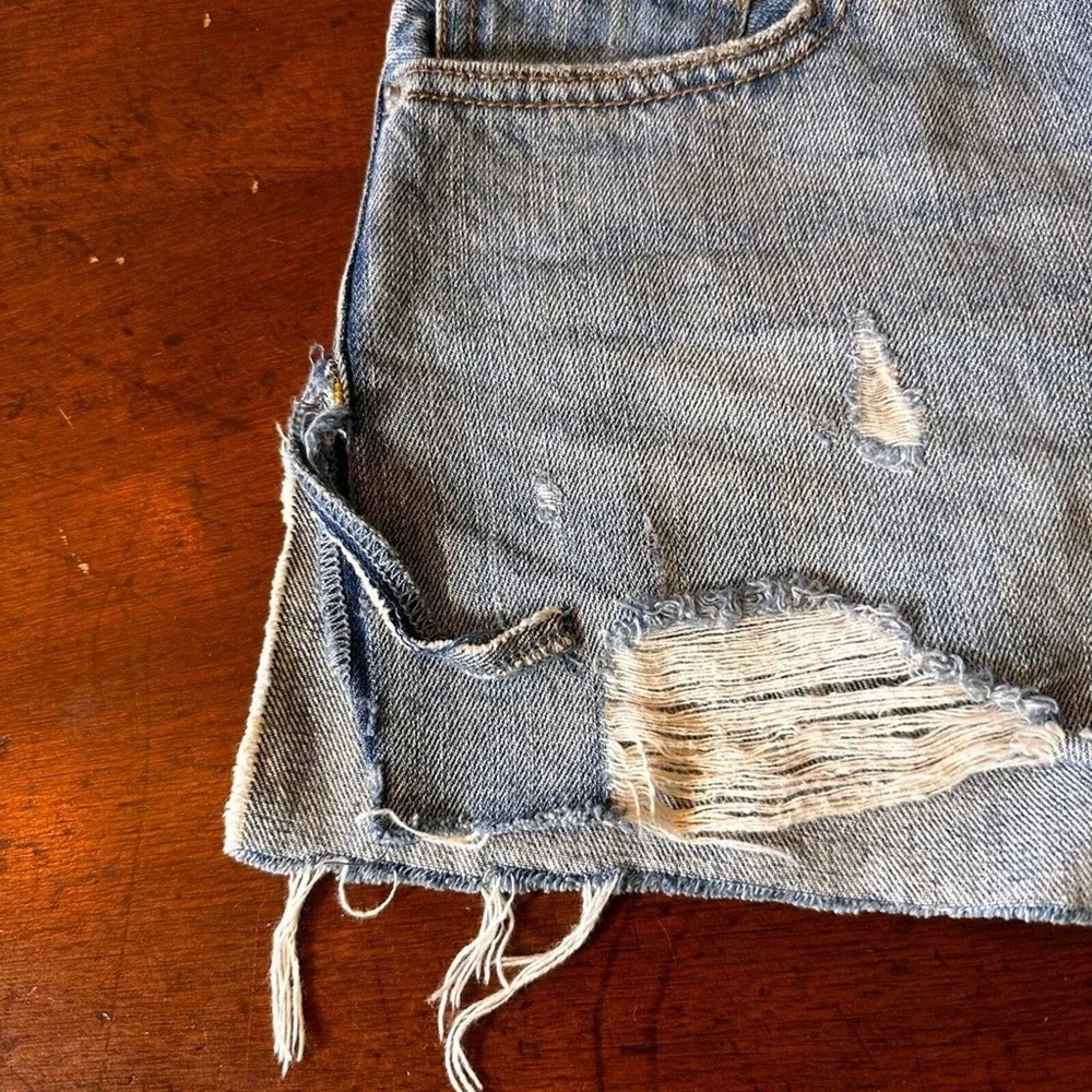 We The Free NWOT‎ Distressed Denim Cutoff Shorts Light Wash Button Fly Raw Hem